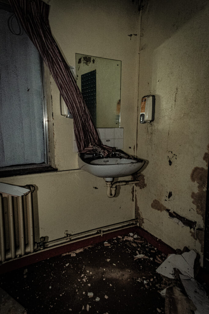 DSC_0284-1-683x1024 Exploring an Apocalyptical hospital in the UK.