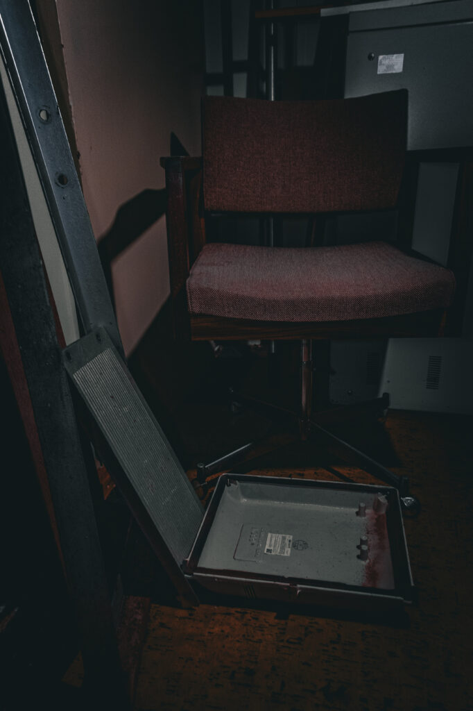 DSC_0313-1-682x1024 Exploring an Apocalyptical hospital in the UK.