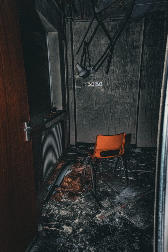 DSC_0353-682x1024 Exploring an Apocalyptical hospital in the UK.