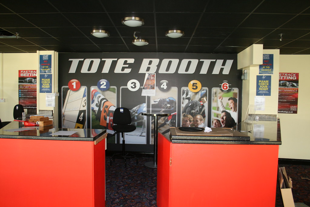 img_6727_24654437748_l Exploring Hall Greens Abandoned Dogs Stadium (2017)